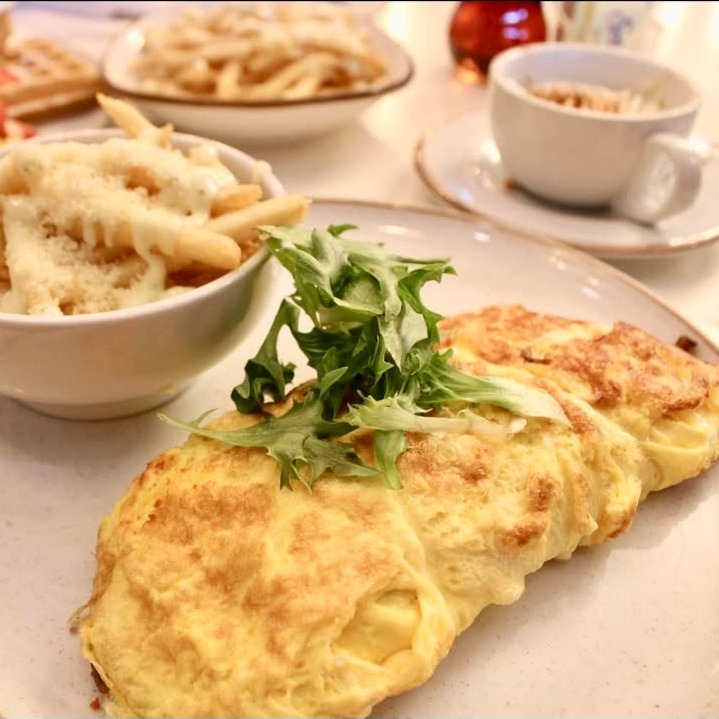 Sundried tomado and goat cheese Omelet